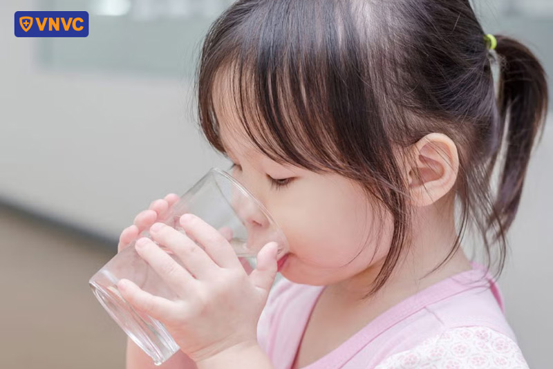 trẻ bị tay chân miệng cần bổ sung nước