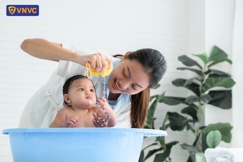 trẻ bị tay chân miệng có nên tắm không