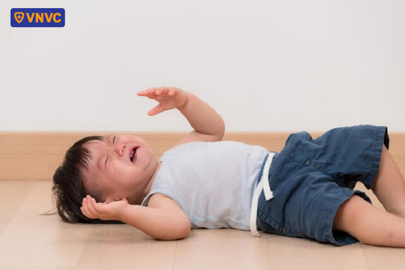 trẻ bị tay chân miệng giật mình như thế nào