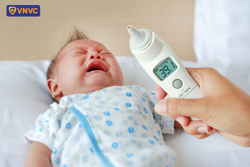 trẻ bị tay chân miệng sốt đi sốt lại