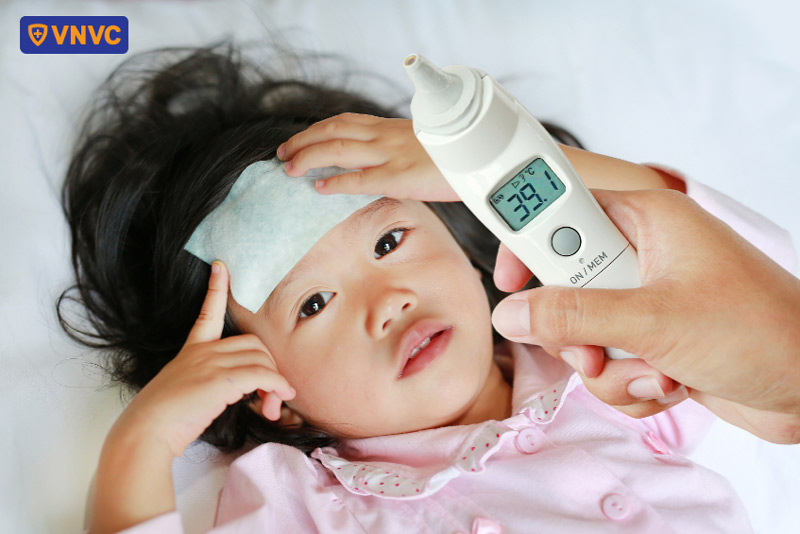 trẻ sốt trong thời gian ủ bệnh tay chân miệng