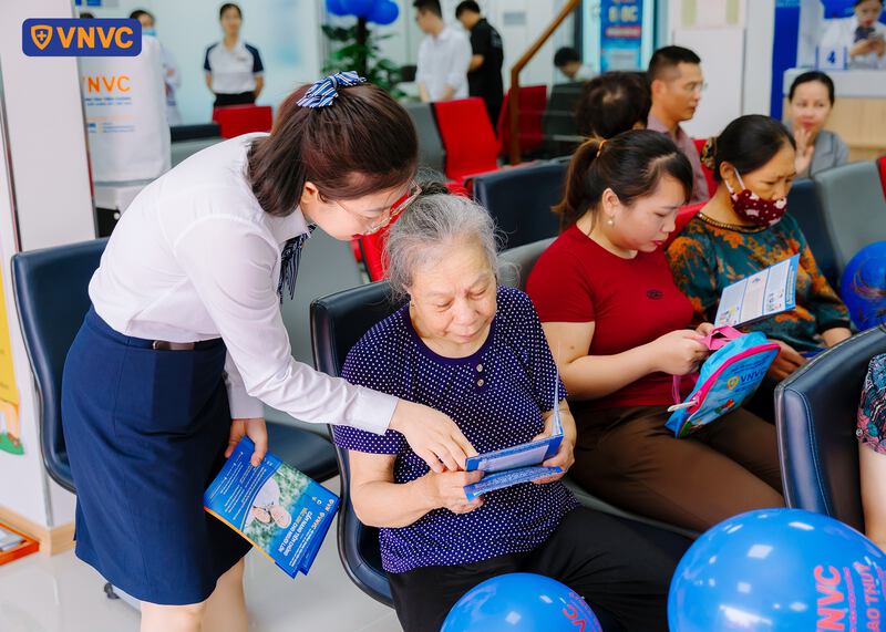 ảnh khách hàng tại trung tâm tiêm chủng vnvc giao thủy