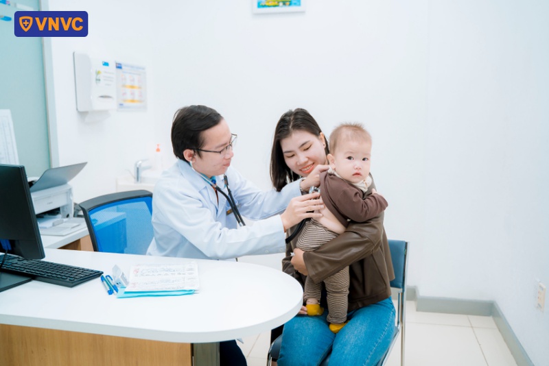 bác sĩ khám sức khỏe cho trẻ