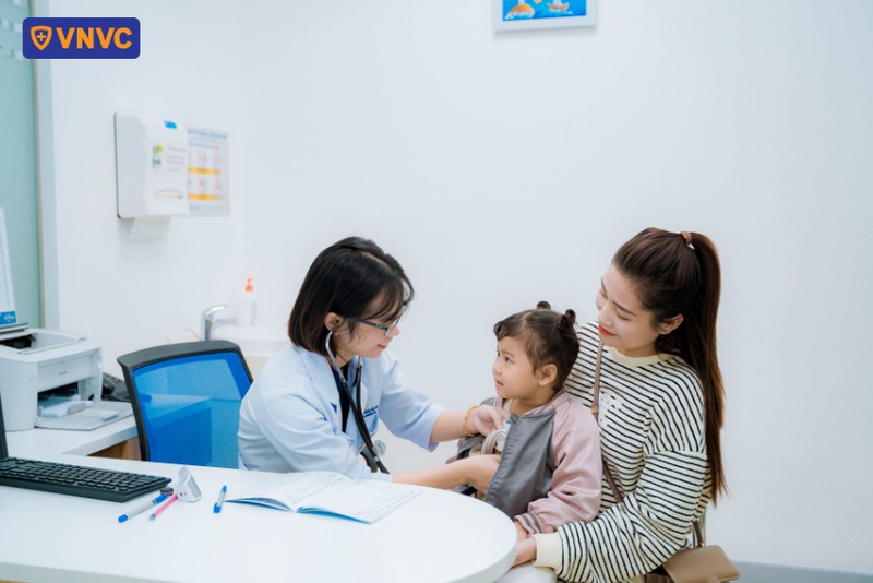 bác sĩ tiến hành khám sàng lọc