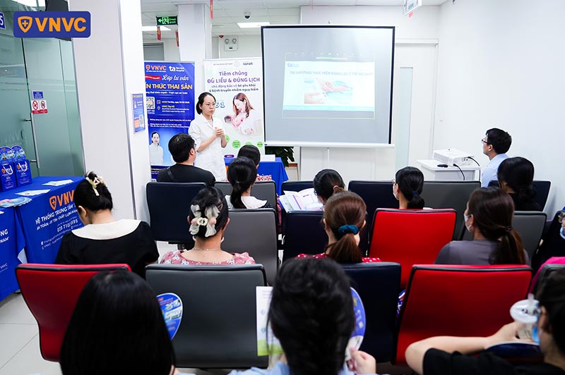 bác sĩ trình bày về sàng lọc sau sinh
