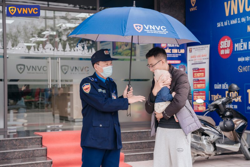 bảo vệ đón tiếp khách hàng