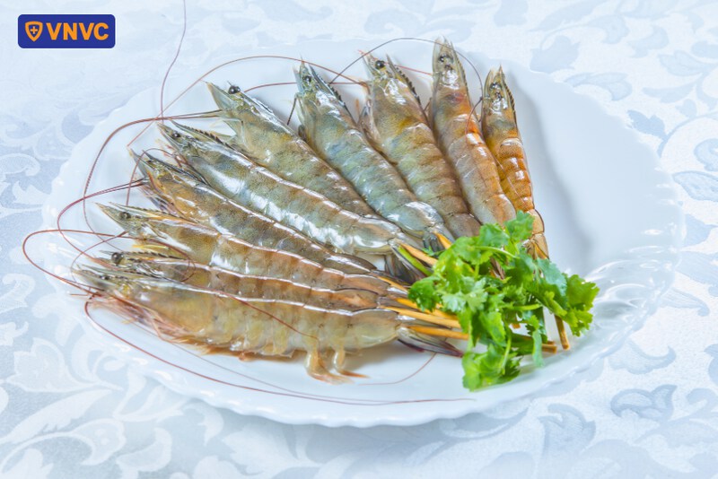 bé bị tay chân miệng ăn tôm được không