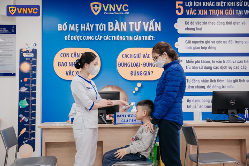 bé được đo thân nhiệt khi vào trung tâm