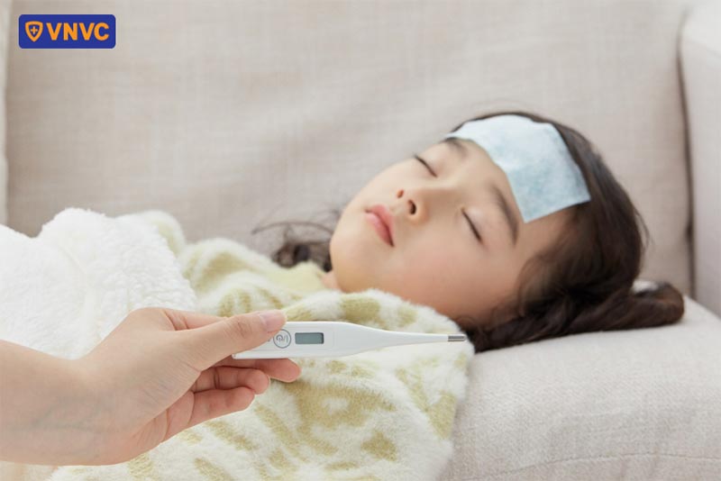 bé sốt cao
