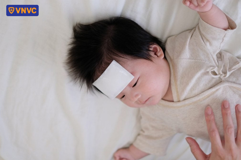 bé tiêm 6 trong 1 về bị sốt