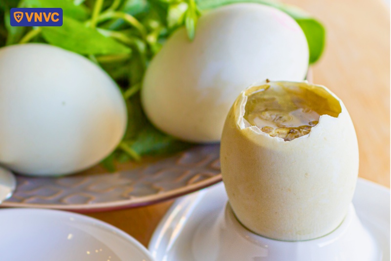 bị cảm cúm có ăn được trứng vịt lộn không