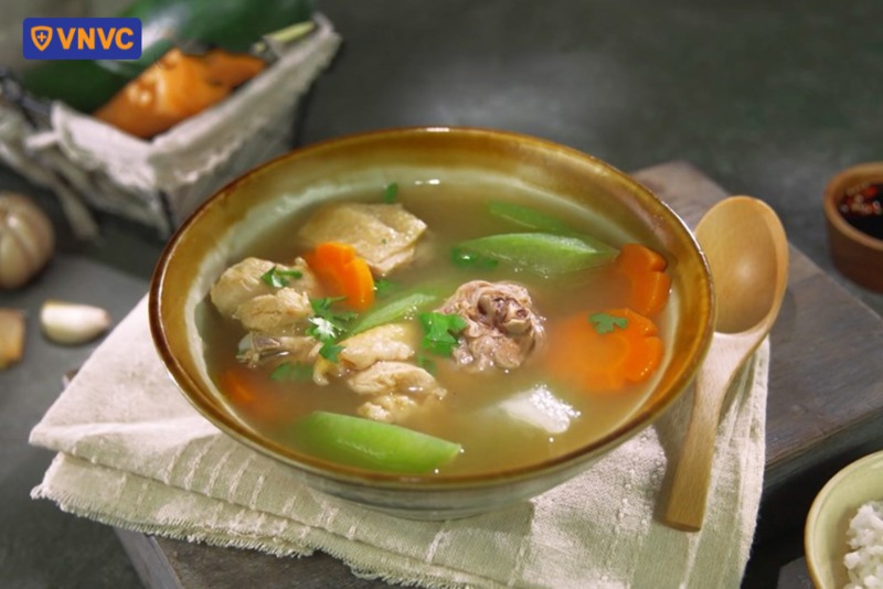 canh gà bí đỏ rau củ hỗ trợ giảm cảm cúm