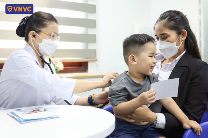 đánh giá tình trạng sức khỏe cho trẻ trước khi tiêm