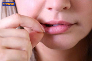 giời leo ở môi gây ngứa ran