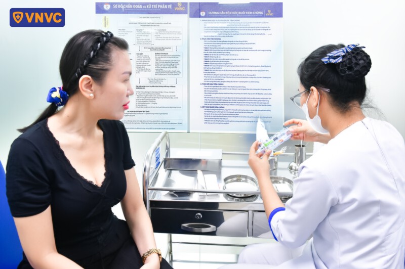 khách hàng tiêm vắc xin phế cầu 15 tại vnvc