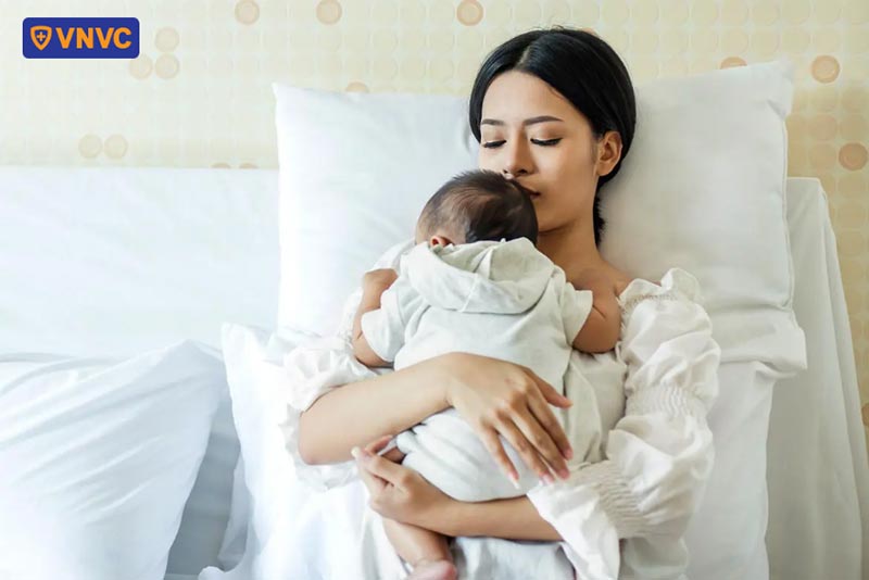 mẹ ôm con