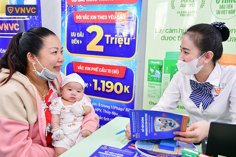 mẹ và bé lắng nghe tư vấn