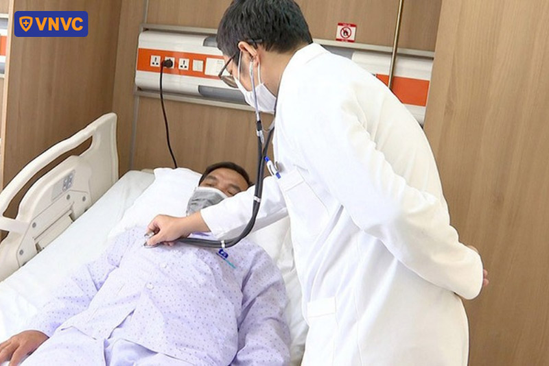 người bệnh bị biến chứng nặng do tay chân miệng