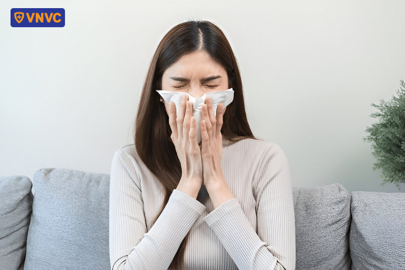 người lớn bị ho, sổ mũi khi bị tay chân miệng