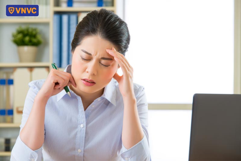 người phụ nữ bị đau đầu