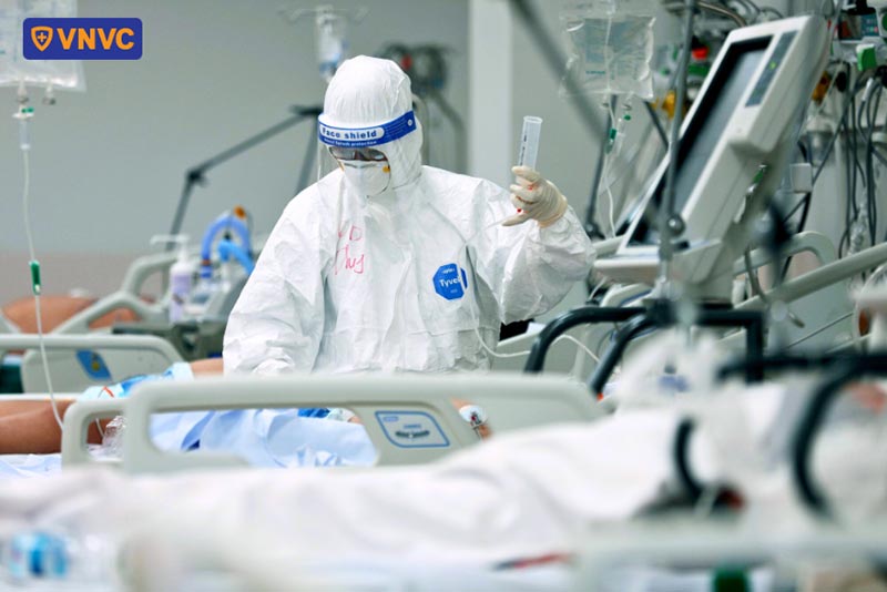 nhân viên y tế chăm sóc người bệnh não mô cầu