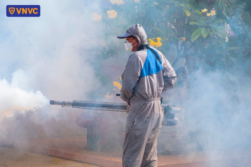phun thuốc diệt muỗi
