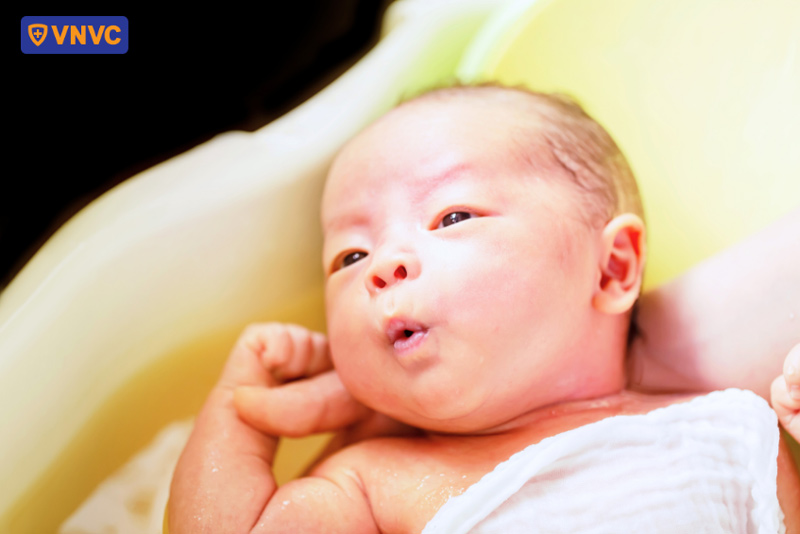 tắm cho trẻ bị tay chân miệng