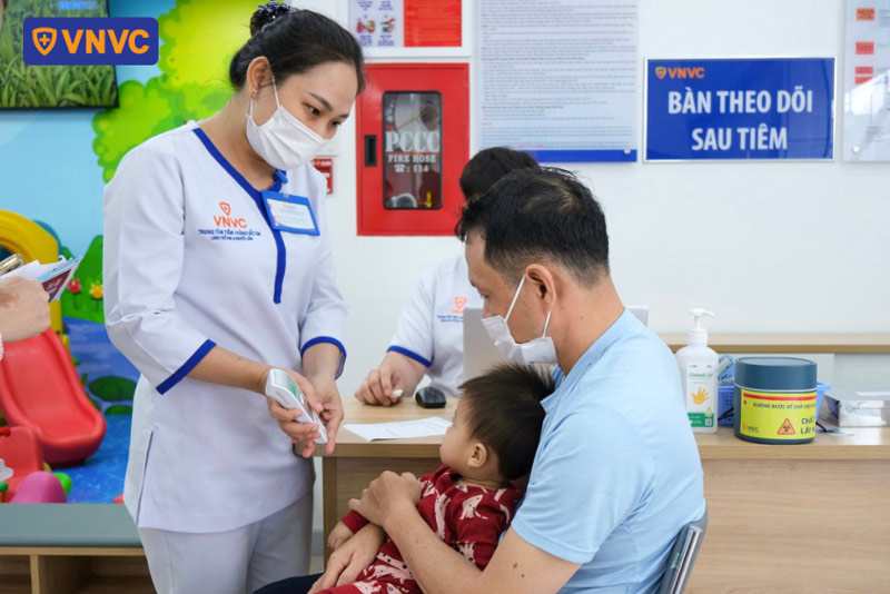 theo dõi trẻ sau tiêm vắc xin bạch hầu