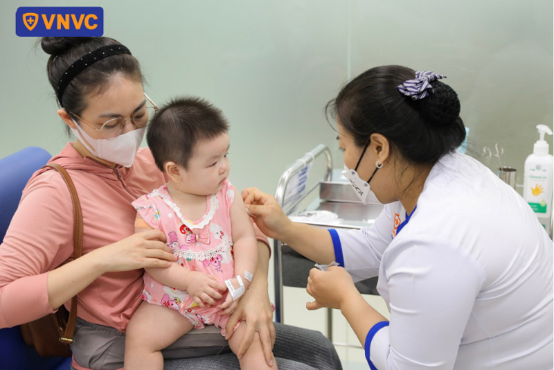 tiêm chủng phòng bệnh bạch hầu cho trẻ