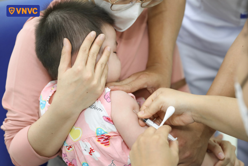 tiêm đúng kỹ thuật giúp trẻ bớt đau