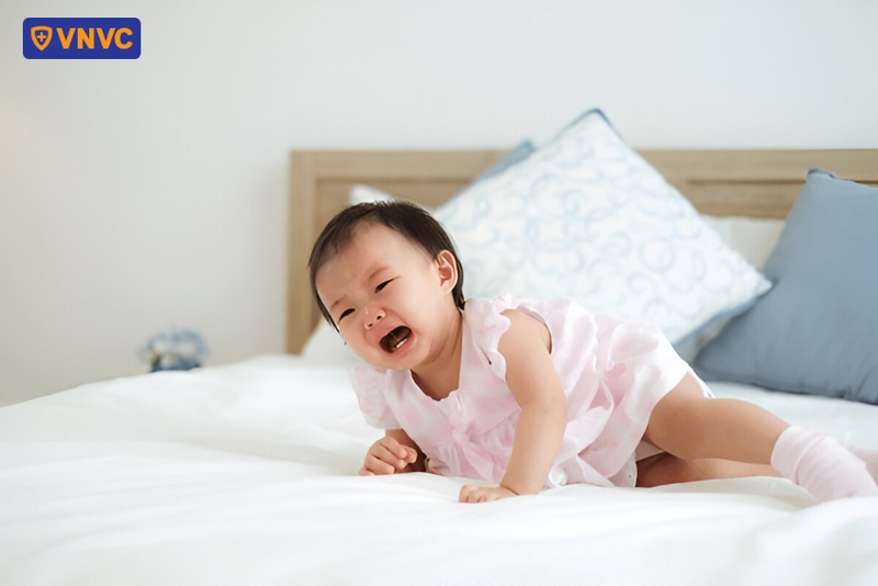 tiêm phế cầu trẻ quấy khóc