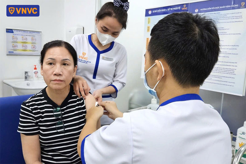 tiêm vắc xin bảo vệ người lớn