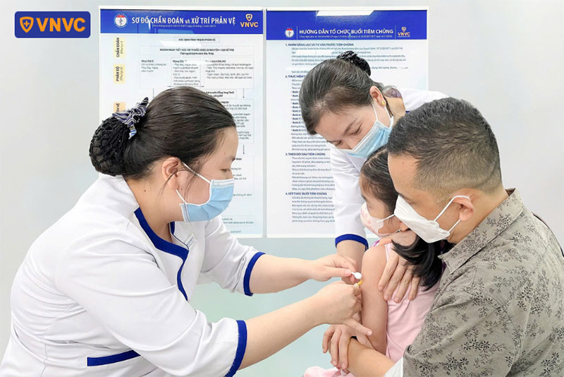 tiêm vắc xin bảo vệ trẻ em