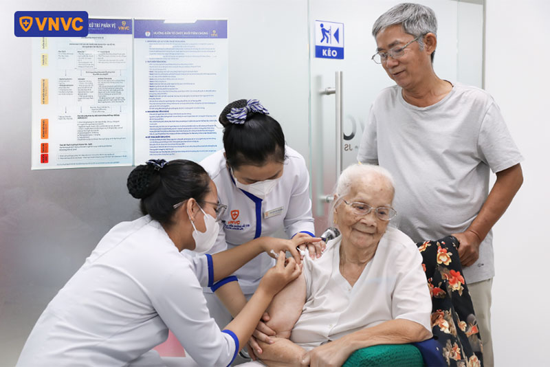 tiêm vắc xin cho người lớn tuổi