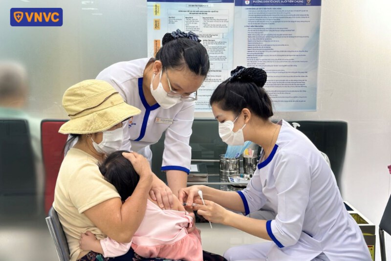 tiêm vắc xin phế cầu cho bé