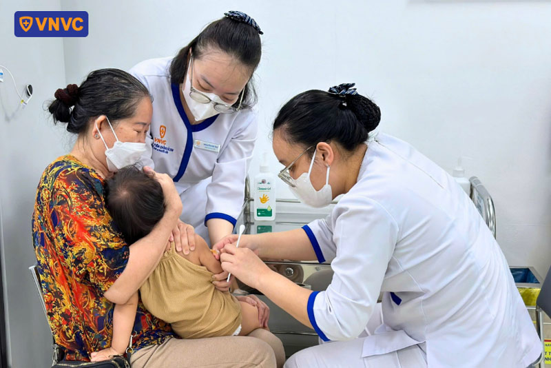 tiêm vắc xin phòng bệnh bạch hầu cho trẻ