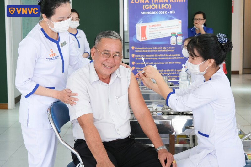 tiêm vắc xin phòng zona cho người cao tuổi