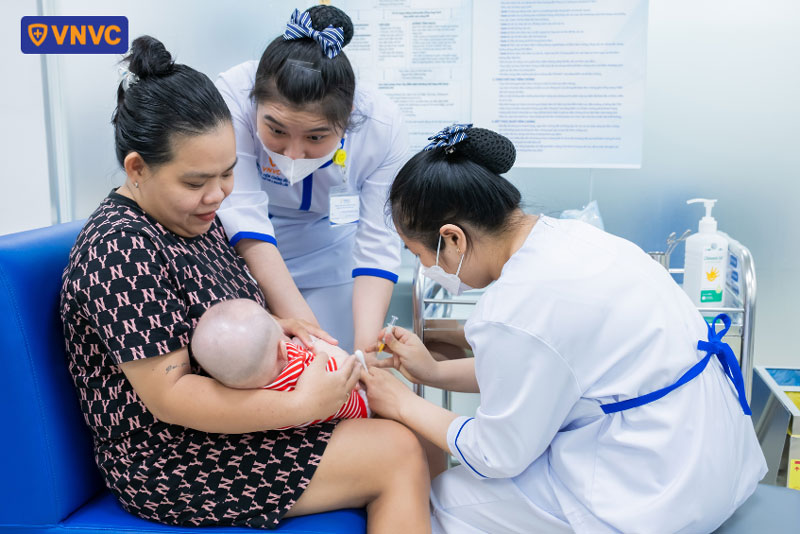 tiêm vắc xin tay chân miệng