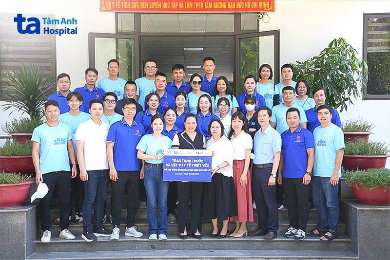 trao quà sở y tế và chính quyền