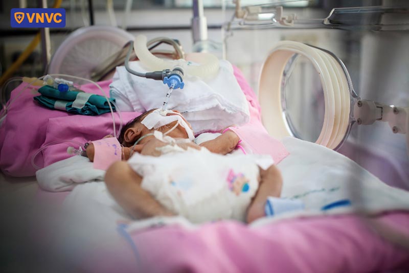 trẻ bị mắc bệnh sởi phải cấp cứu