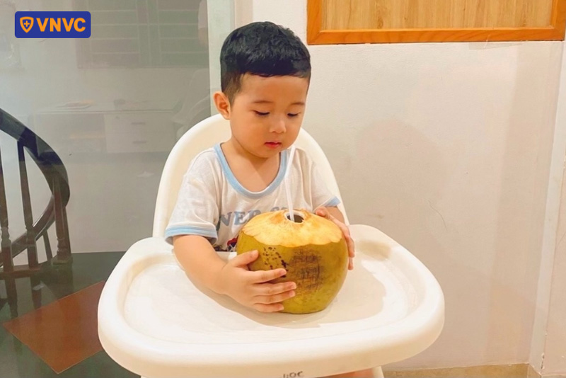 trẻ bị tiêu chảy uống nước dừa