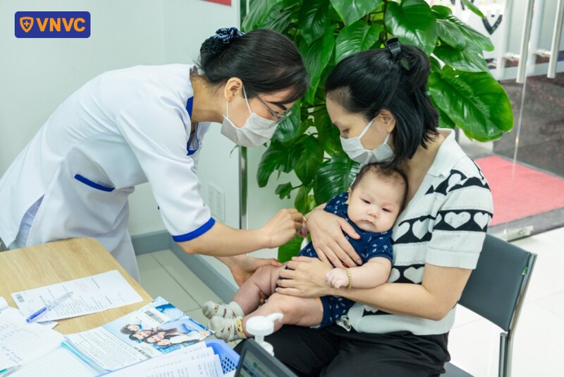 trẻ sơ sinh nên tiêm phế cầu 10 hay phế cầu 13