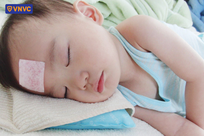 trẻ sốt sau tiêm vắc xin 6 trong 1