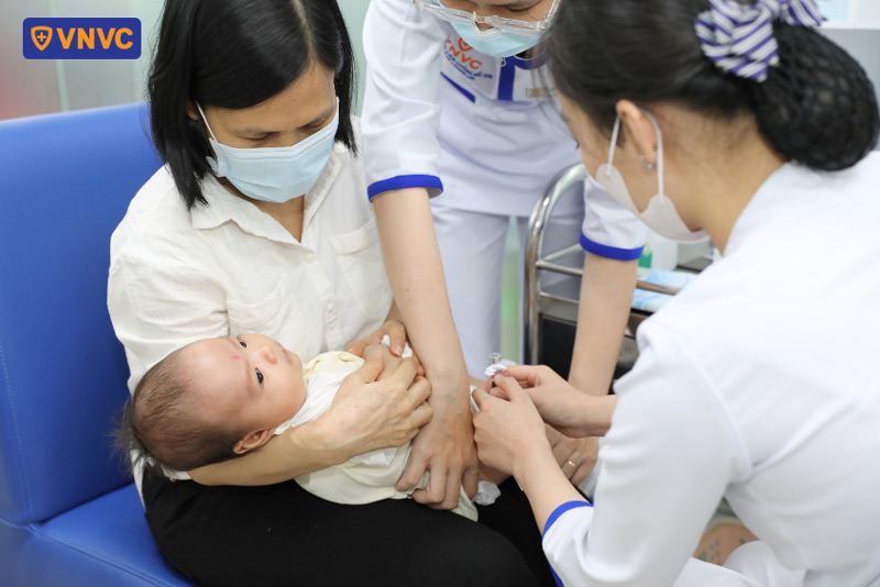 trẻ tiêm vắc xin bạch hầu