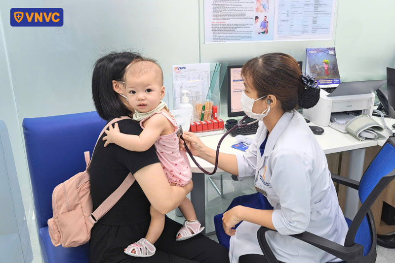 trẻ tiêm vắc xin tại vnvc thuận giao