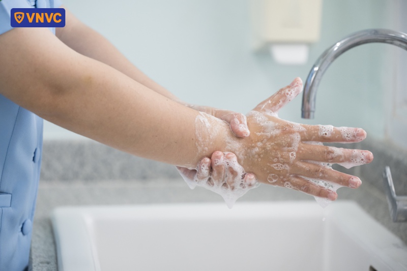 vệ sinh trước khi bôi thuốc trị zona