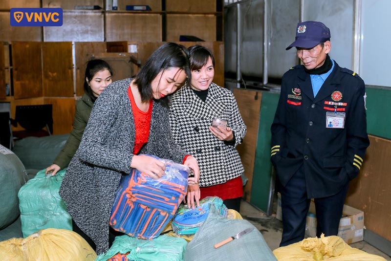 vnvc phát quà cho trẻ vùng cao