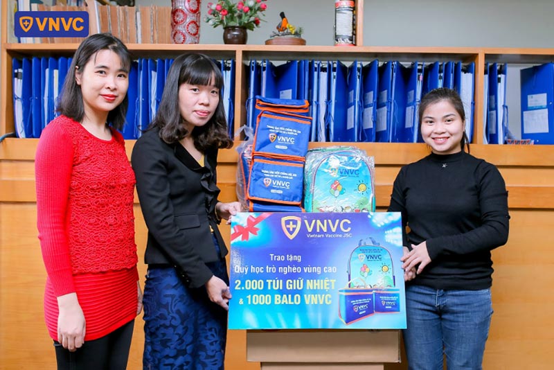vnvc tặng quà cho trẻ vùng cao