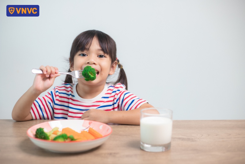 ăn uống đầy đủ bù nước và điện giải