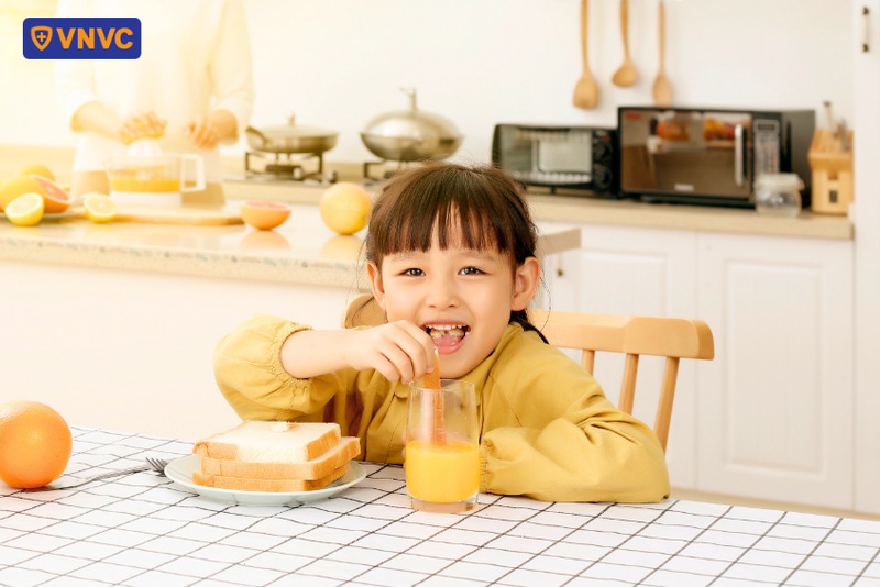 ăn uống hợp lí giúp trẻ tăng đề kháng